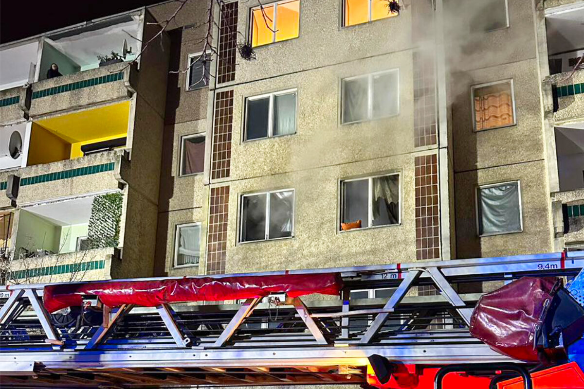 Feuerwehreinsatz in Paunsdorf: Wohnung in Flammen, mehrere Mieter evakuiert