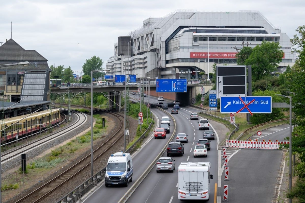 Festnahme! 73-jährige Person tritt Steine von Autobahnbrücke