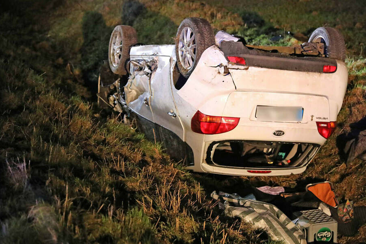 Schwerer Abbiege-Unfall: Kia kracht in VW und schleudert kopfüber in Graben