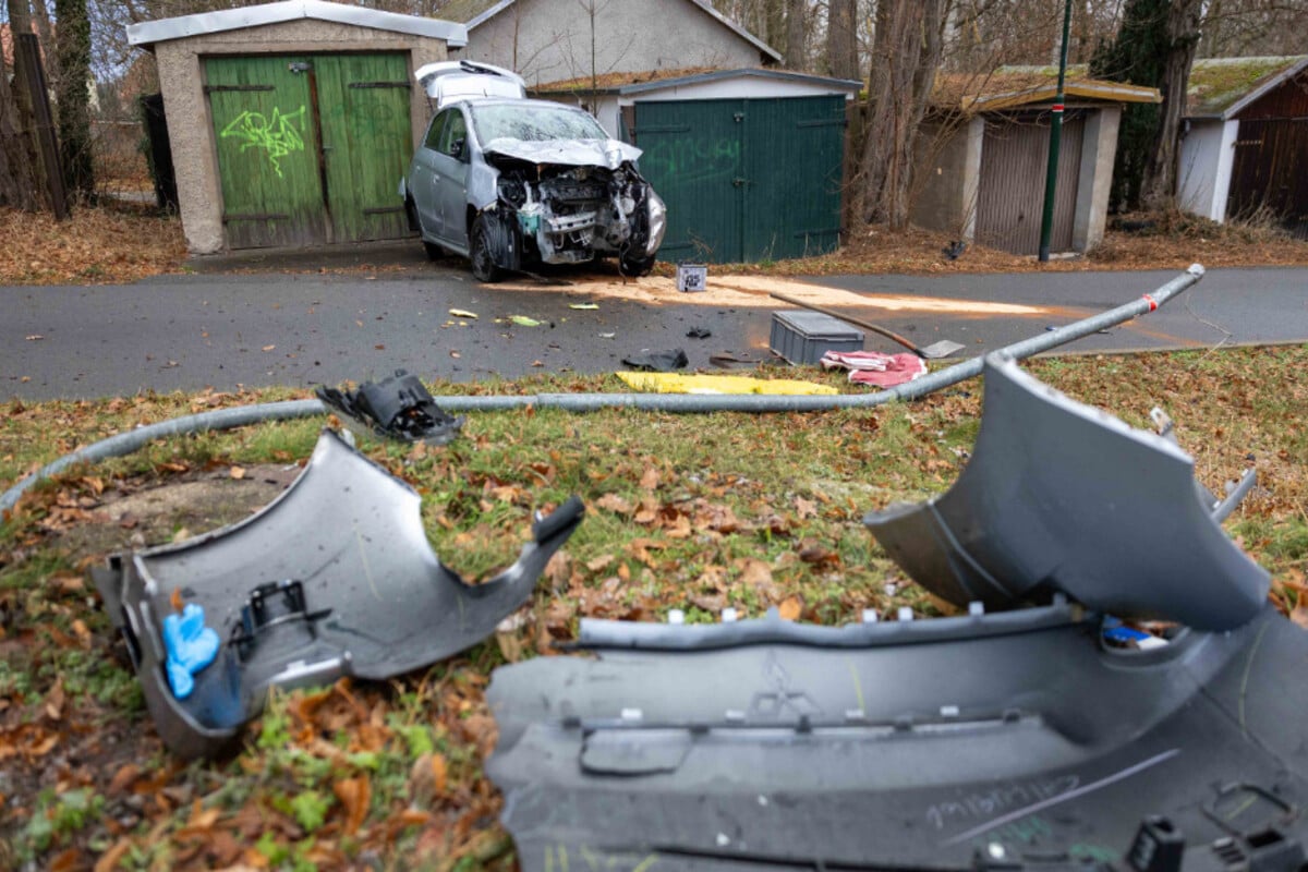 Mitsubishi-Fahrer-kommt-von-Stra-e-ab-und-kracht-gegen-Lichtmast