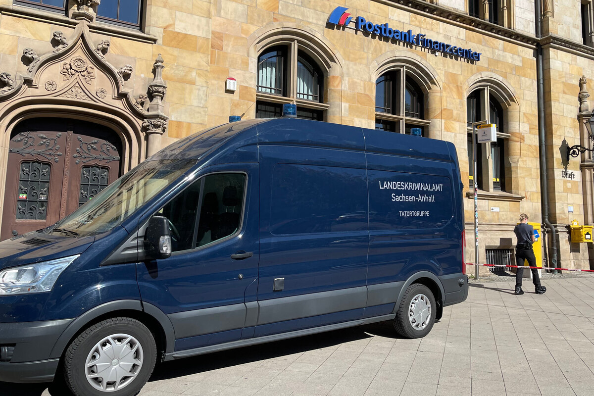 Postbank in Magdeburger Altstadt abgesperrt: Spurensicherung vor Ort