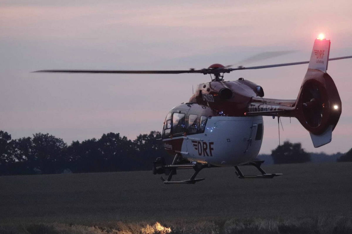 Frau bei Baum-Crash auf Landstraße lebensgefährlich verletzt