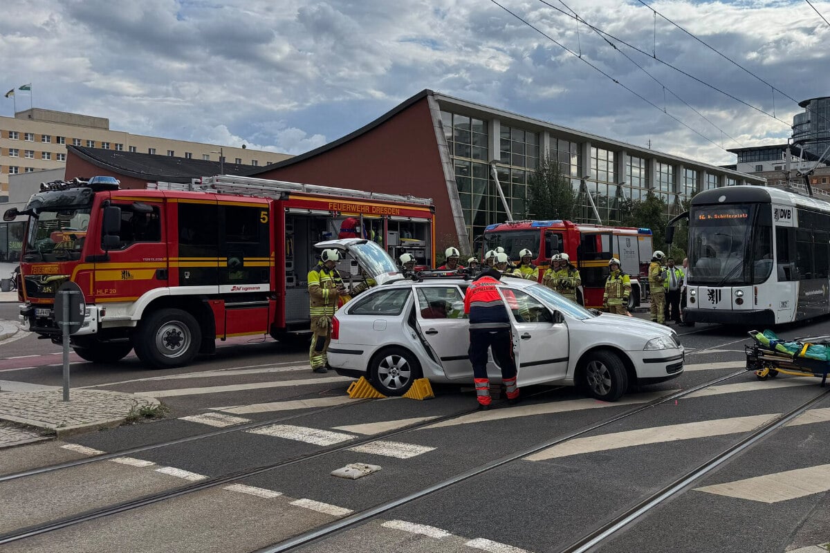 -koda-kracht-am-World-Trade-Center-mit-Stra-enbahn-zusammen-Feuerwehr-muss-Auto-aufschneiden