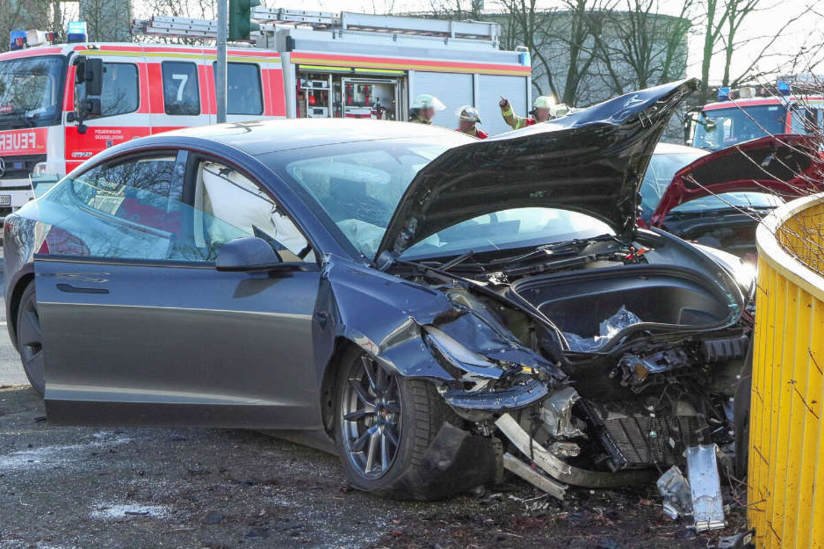 Tesla-Fahrer übersieht rote Ampel und kracht in Opel: Frau tödlich verletzt