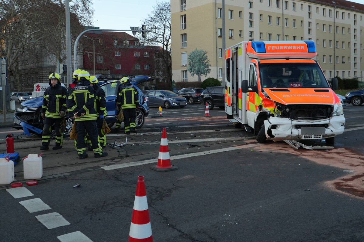 Krankenwagen-st-t-mit-Auto-zusammen-Mehrere-Verletzte-bei-Unfall-in-Leipzig