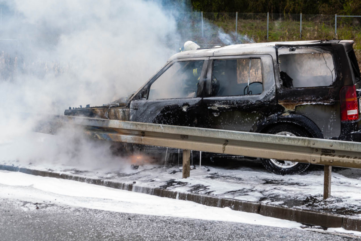Schock für SUV-Fahrer: Land Rover steht an Ampel und fängt plötzlich Feuer