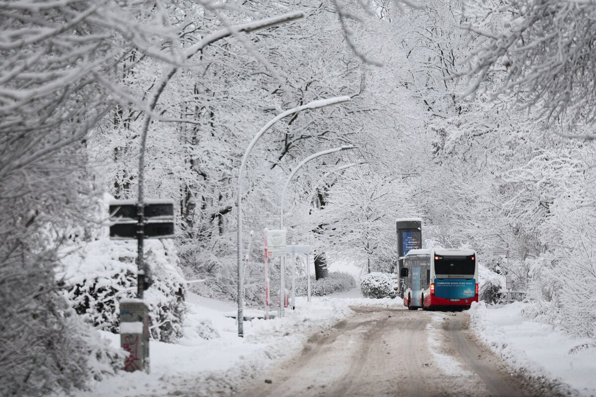 Winterdienst-muss-Unterst-tzung-anfordern-Hamburg-versinkt-im-Schnee