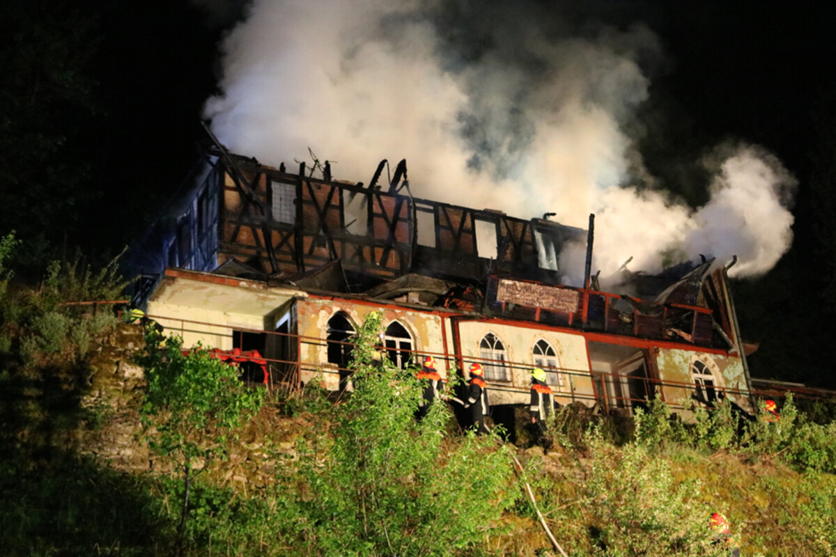 Fünf Meter hohe Flammen: "Oberer Felsenkeller" völlig zerstört | TAG24