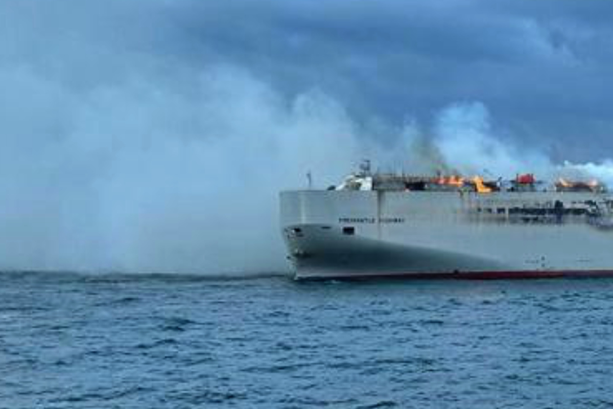 Autofrachter auf der Nordsee in Flammen: Ein Toter, 16 Verletzte