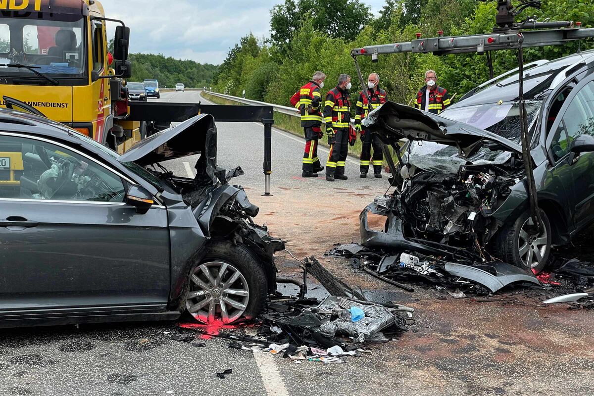 Unfall: Nach Schwerem Frontalcrash - Mutter Und Zwei Kinder Sterben ...