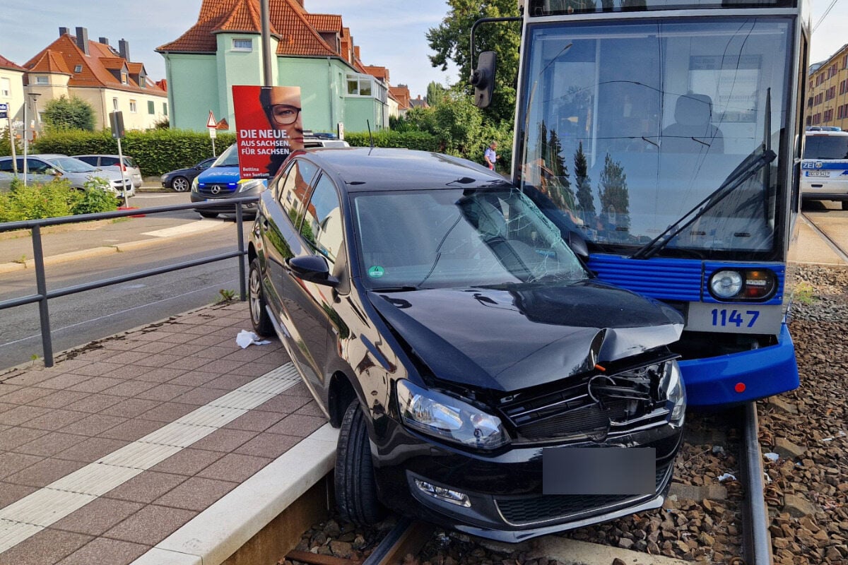 Heftiger Unfall in Leipzig: Auto wird von Tram in Haltestelle geschoben