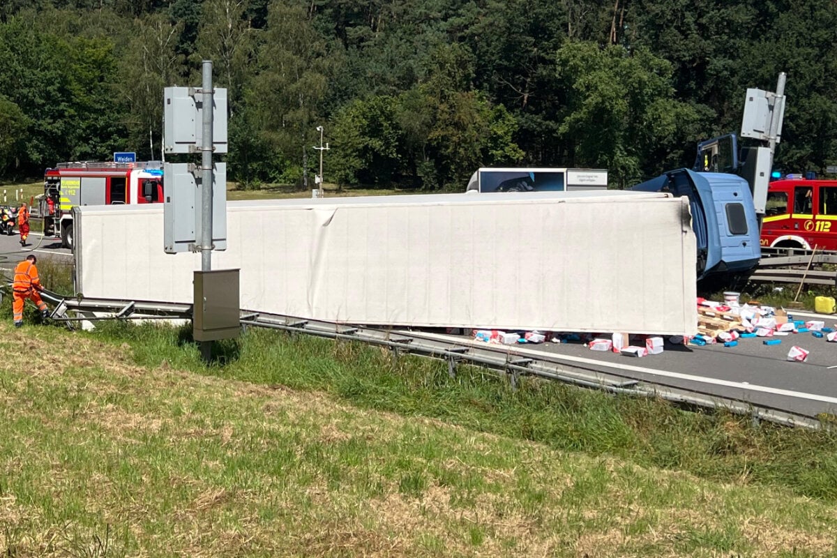 A93 nach Unfall in Richtung München gesperrt: Lkw liegt quer