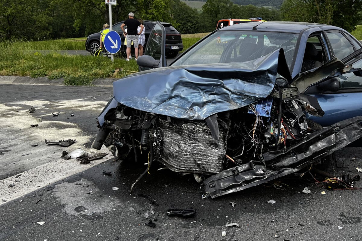 Unfall-Drama Mit Acht Verunglückten - Mann (23) Stirbt Bei Crash Auf ...