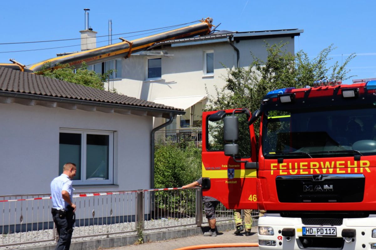 Kran kippt auf Gebäude in Mannheim: Millionen Schaden!