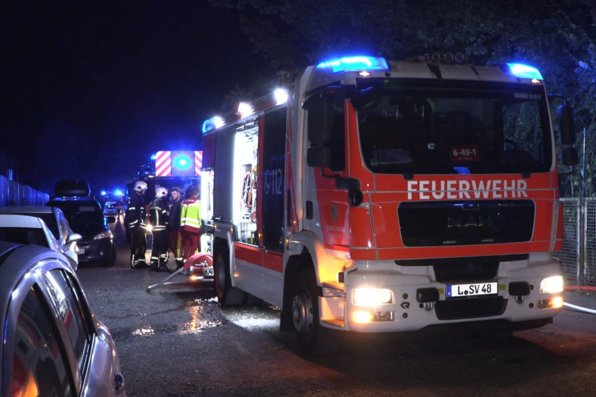 18-Jähriger bei Laubenbrand in Leipzig verletzt! Hat er das Feuer gelegt?