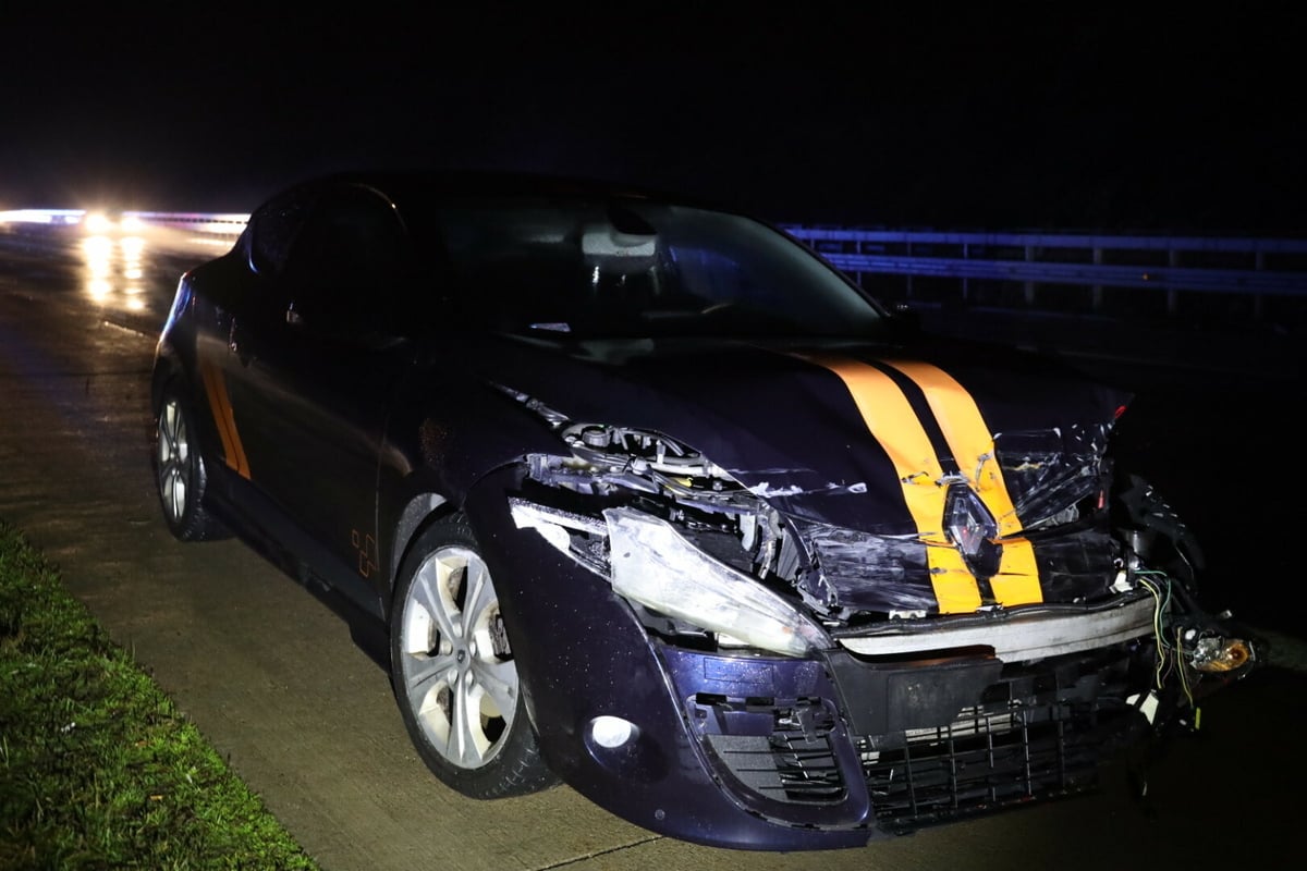 Crash sorgt für Vollsperrung auf A4: Renault knallt in Leitplanke