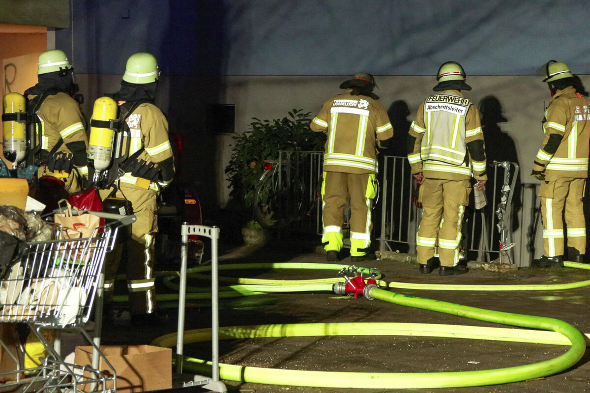 Kellerbrand In Düsseldorfer Mehrfamilienhaus: Feuerwehr Rückt Mit ...