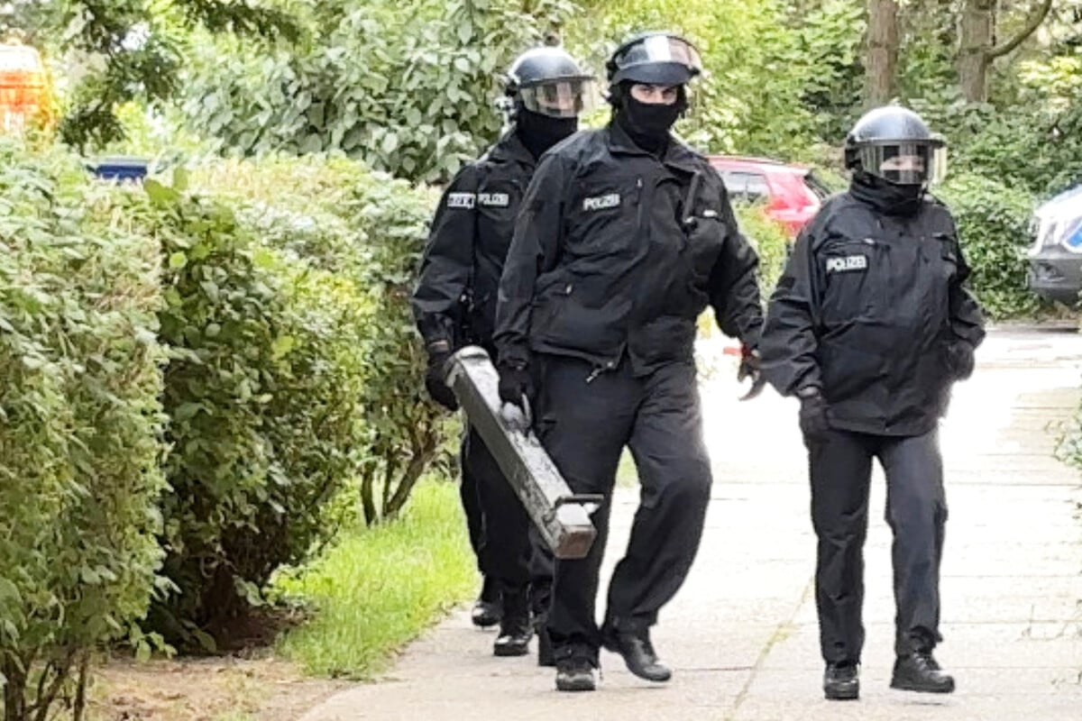 Mann sprüht in Hellersdorf Substanz auf Nachbarn: SEK-Einsatz!