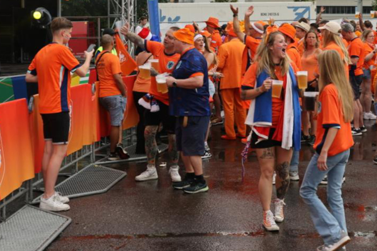 Leipzig im EM-Fieber: Fan Zone nach Unwetter wieder offen, Niederländer feiern ausgelassen