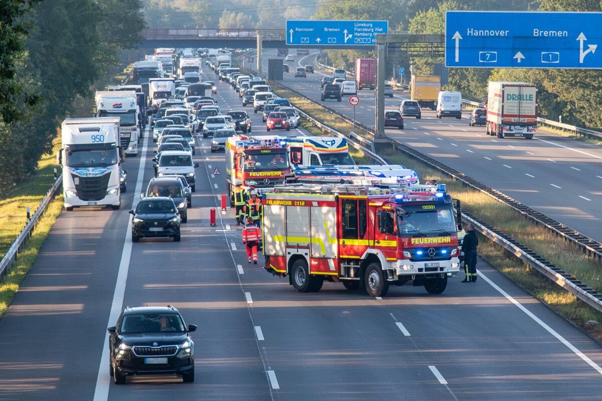 Unfall Auf A1 In Höhe Maschener Kreuz: Drei Autos Beteiligt