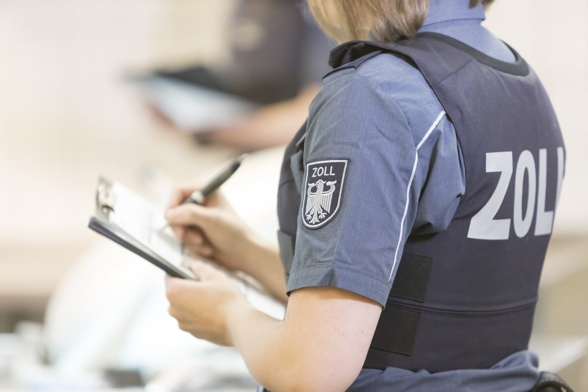 Schwarzarbeit-Verst-e-aufgedeckt-Einmal-klicken-die-Handschellen