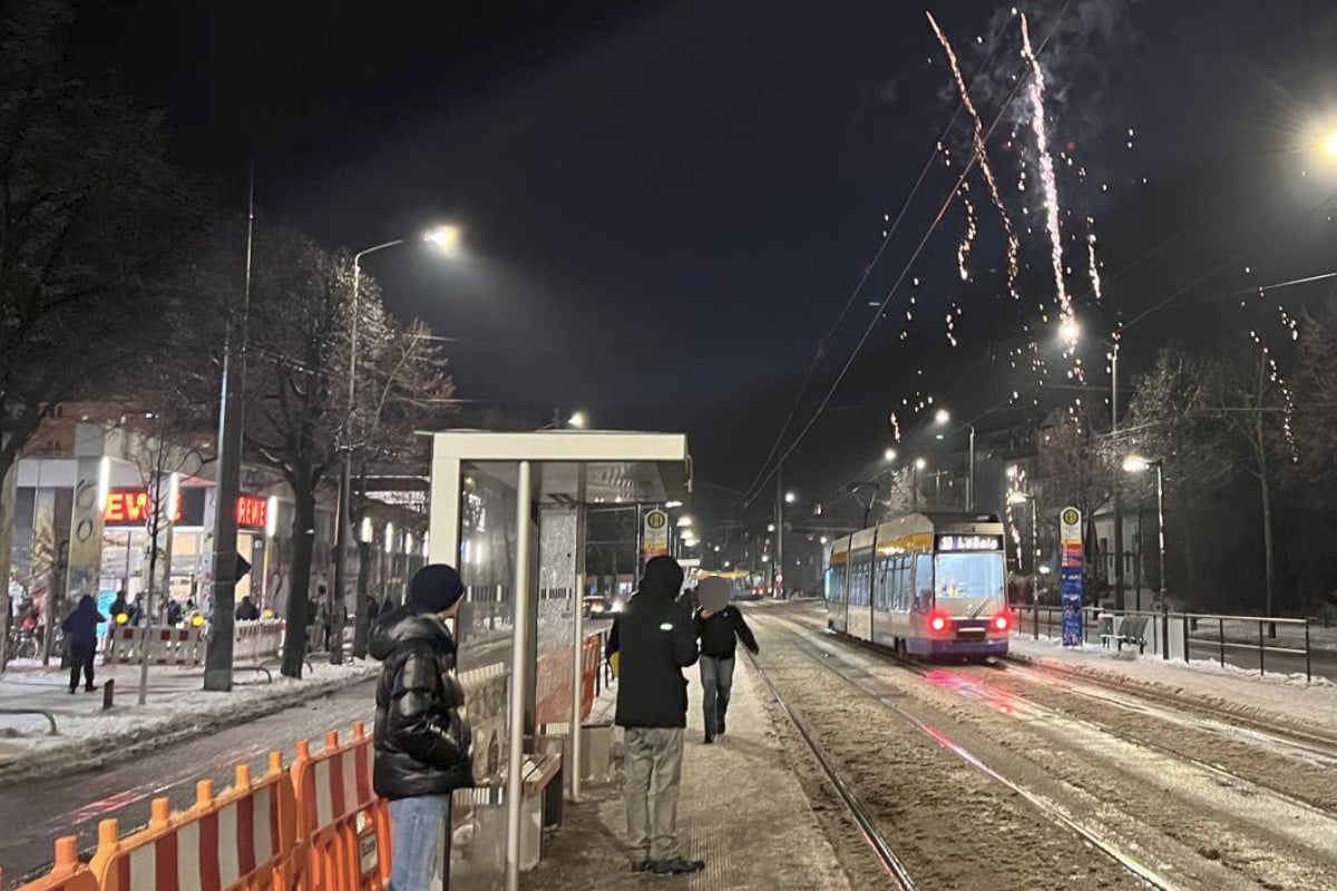 Schneetreiben-in-Leipzig-100-Leute-liefern-sich-Schneeballschlacht-am-Connewitzer-Kreuz