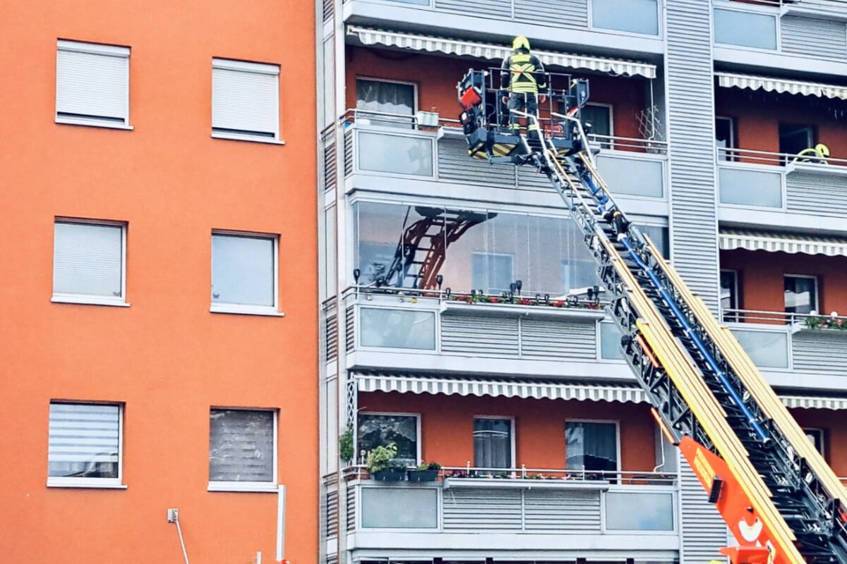 Feuerwehr rückt wegen Brand auf Balkon aus
