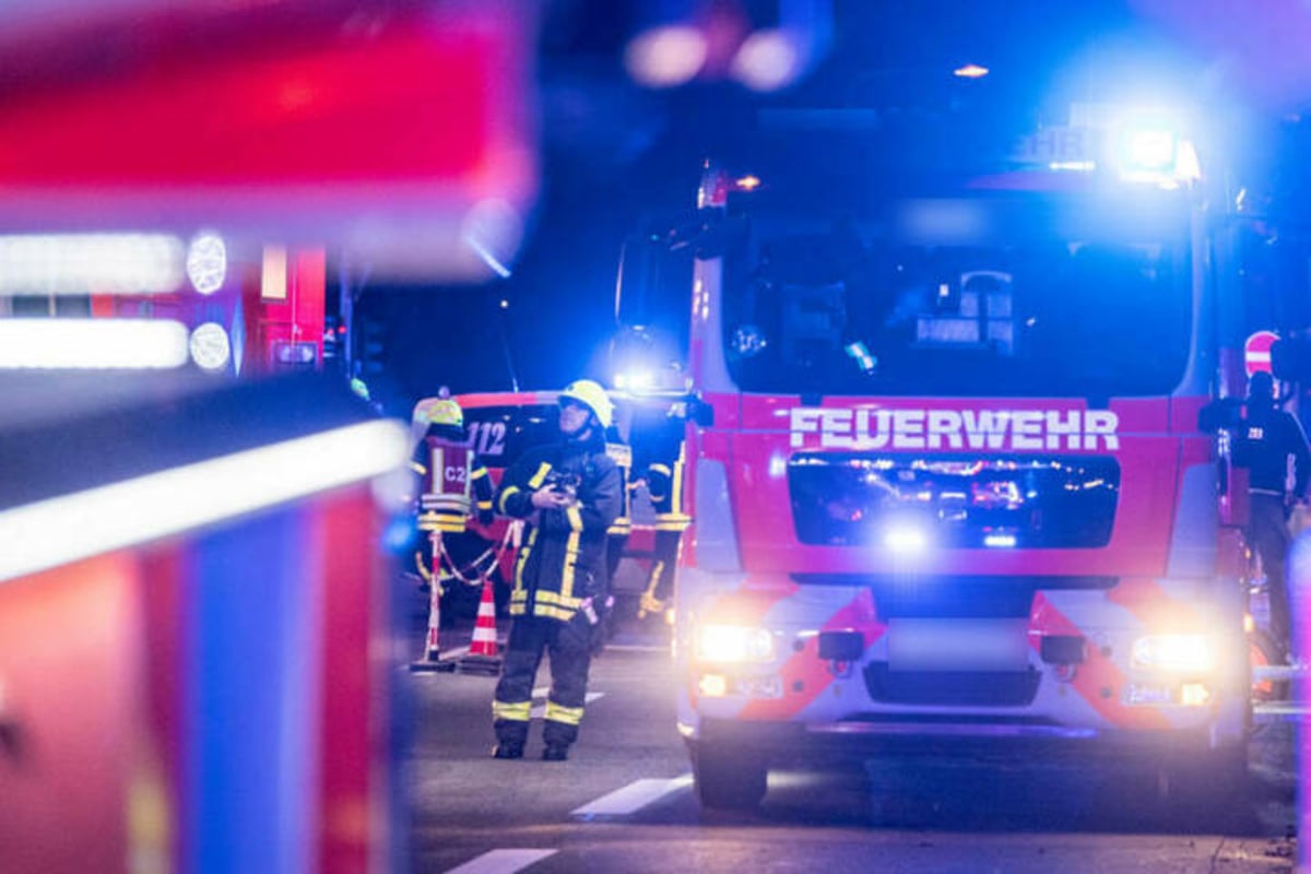 Sattelzugmaschinen auf Autobahn in Flammen: A9 Richtung Berlin gesperrt!