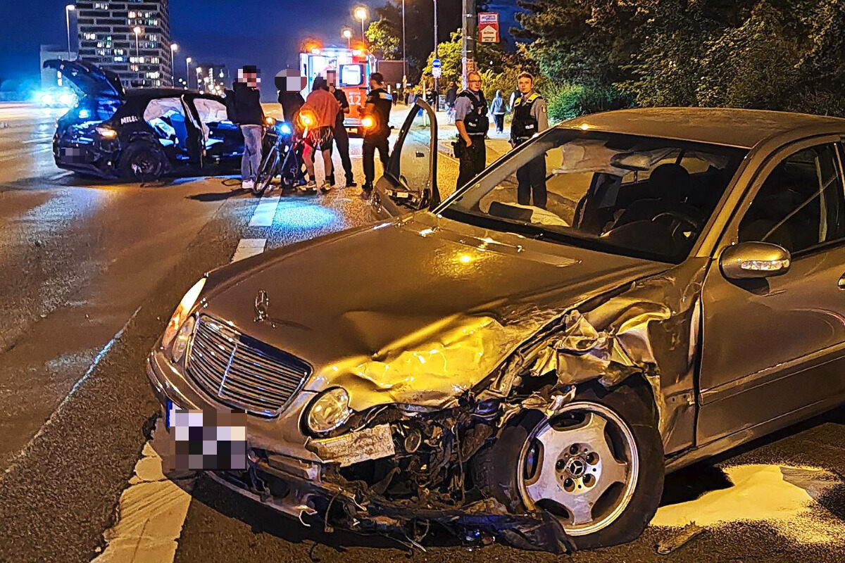 Heftiger Crash nach mutmaßlichem Autorennen: Mindestens zwei Menschen schwer verletzt