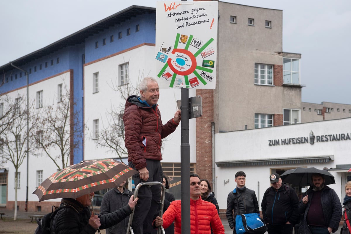 "Hufeisern gegen Rechts": Neuköllner Initiative setzt Zeichen gegen Nationalismus und Rassismus