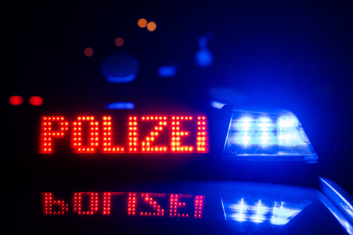 Tödlicher Unfall bei München: VW-Fahrer kracht frontal in Baum