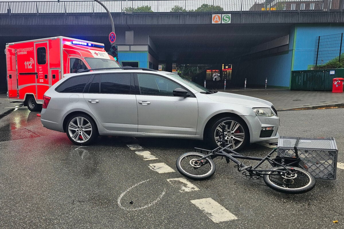 Auto erfasst Radfahrer beim Abbiegen: Krankenhaus!