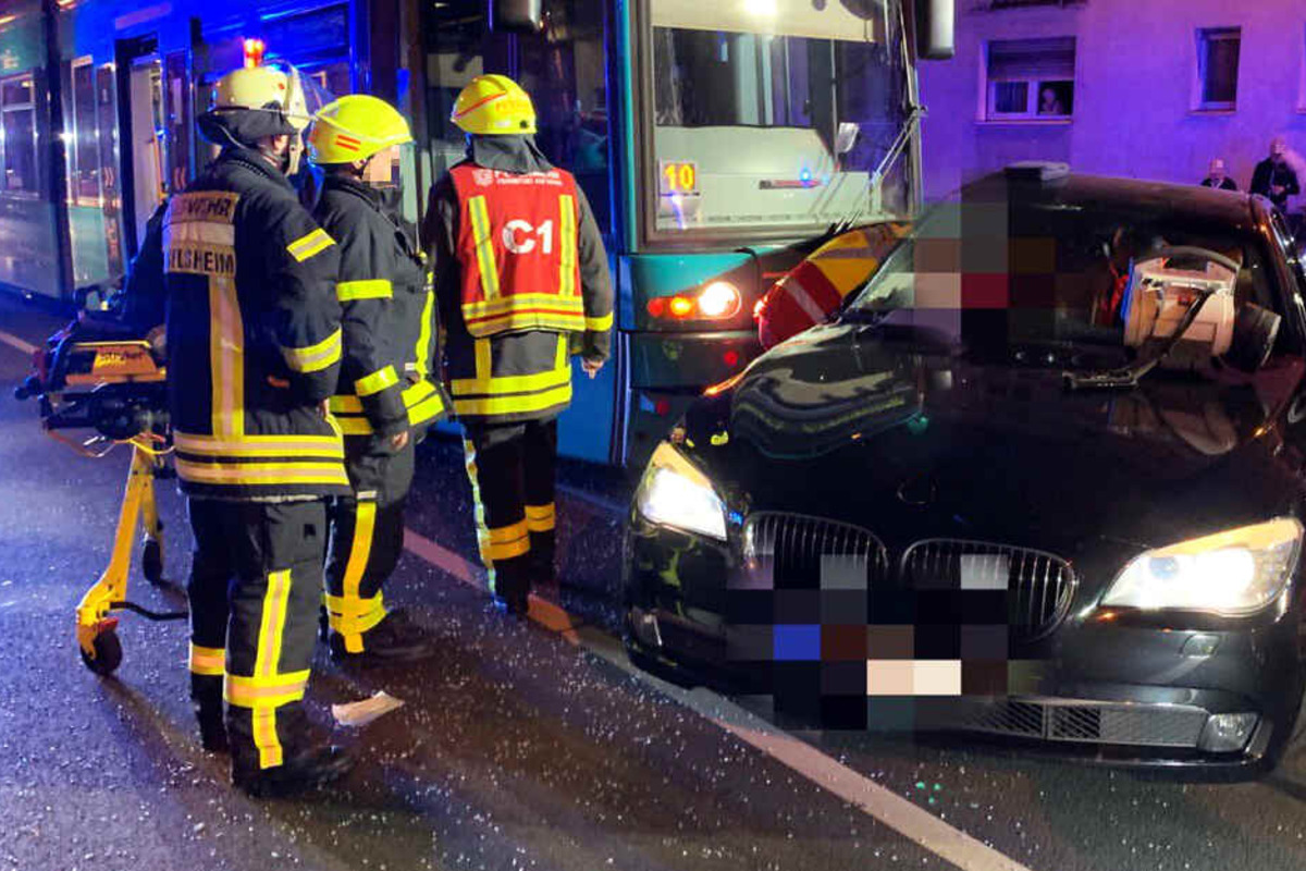 Schwerer Unfall in Frankfurt Auto und Straßenbahn krachen