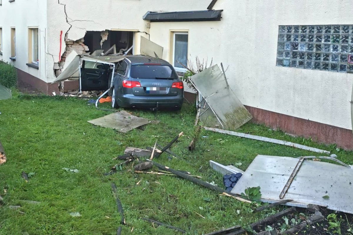 Zwei Verletzte bei Unfall in Sachsen: Auto hinterlässt Loch 