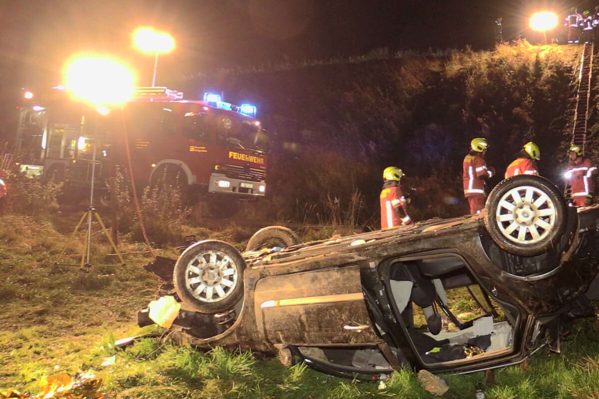 Schwerer Unfall An Der A44 - Autofahrer Kommt Von Fahrbahn Ab Und ...