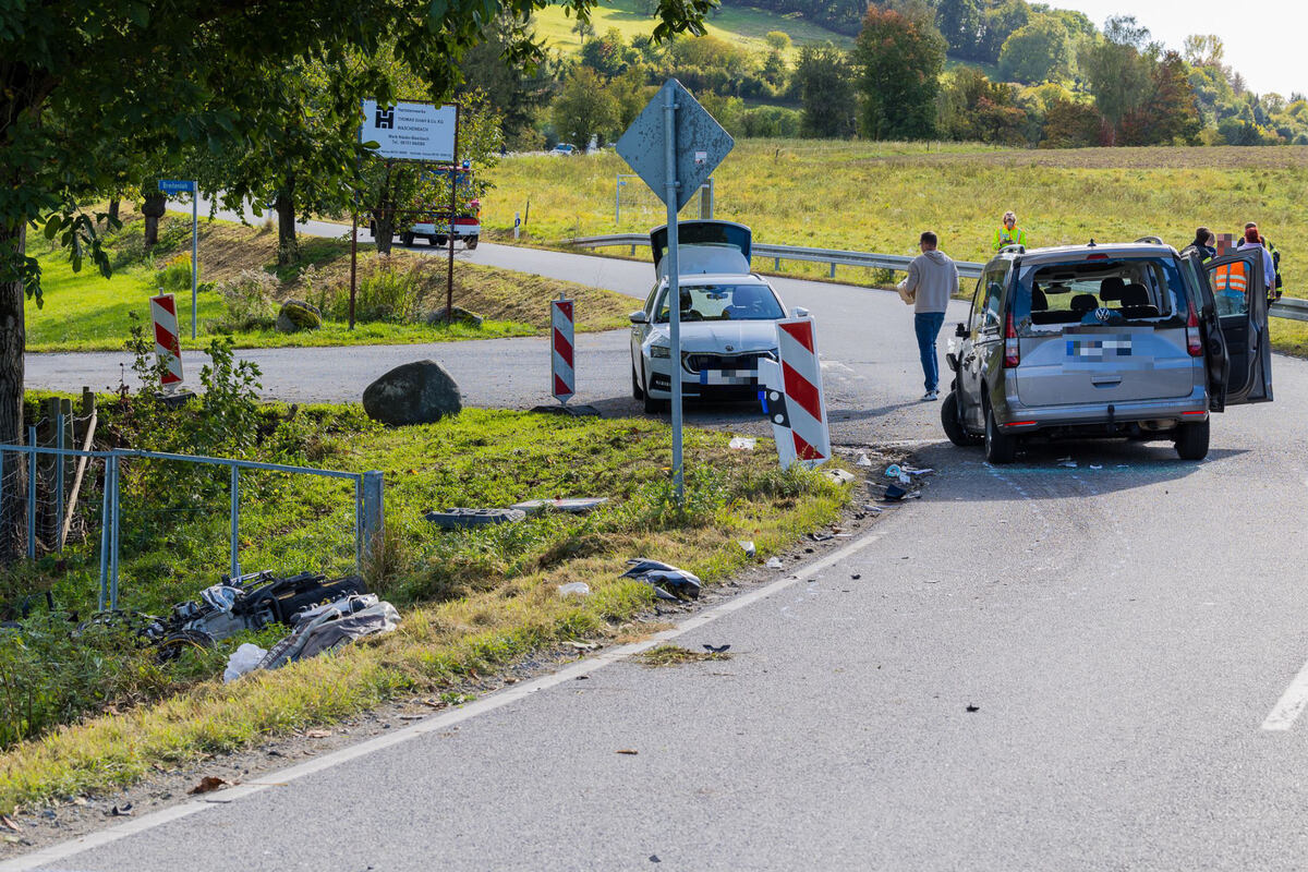 VW-Fahrer Stirbt Nach Fahrfehler: Polizei Steht Nach Tödlichem Unfall ...