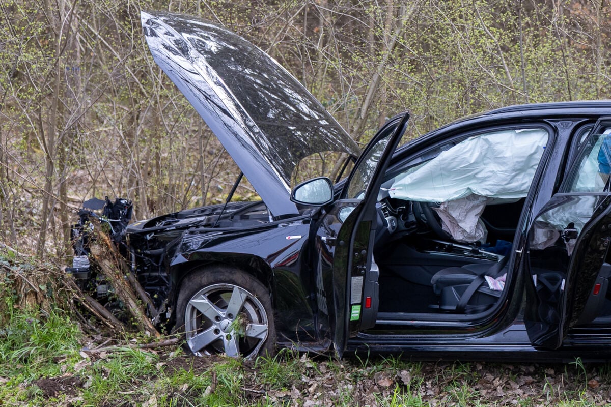 Auto Prallt Auf B26 Bei Babenhausen Gegen Baum: Drei Personen Schwer ...