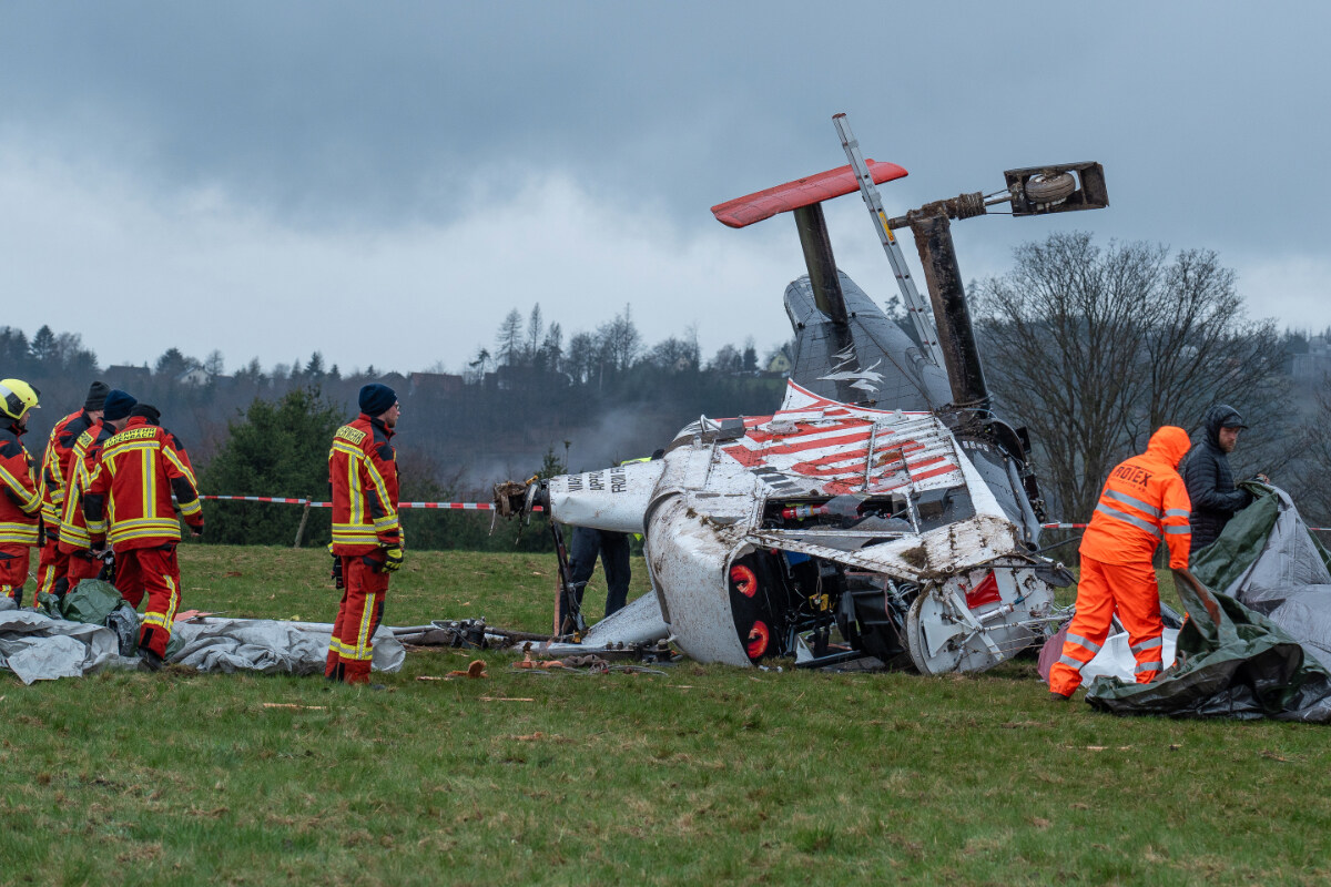 Hubschrauber stürzt bei Forstarbeiten ab: Pilot überlebt