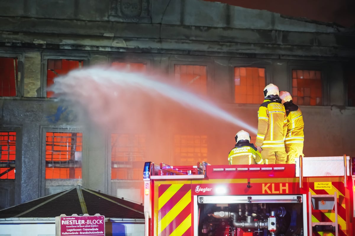 Fire in the Dresden industrial site: the hall is to be torn down today, the fire brigade warns!