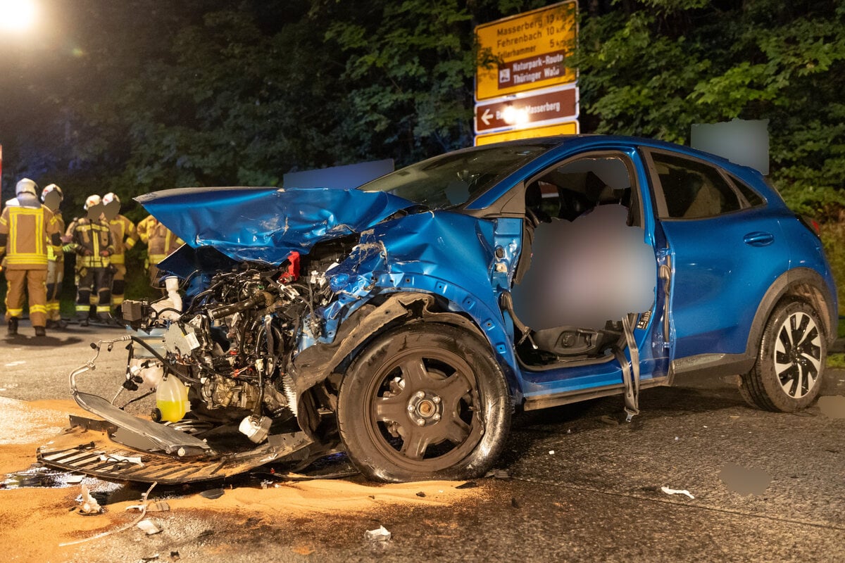 Zwei Schwerverletzte nach Unfall in Südthüringen: Frau in Auto eingeklemmt