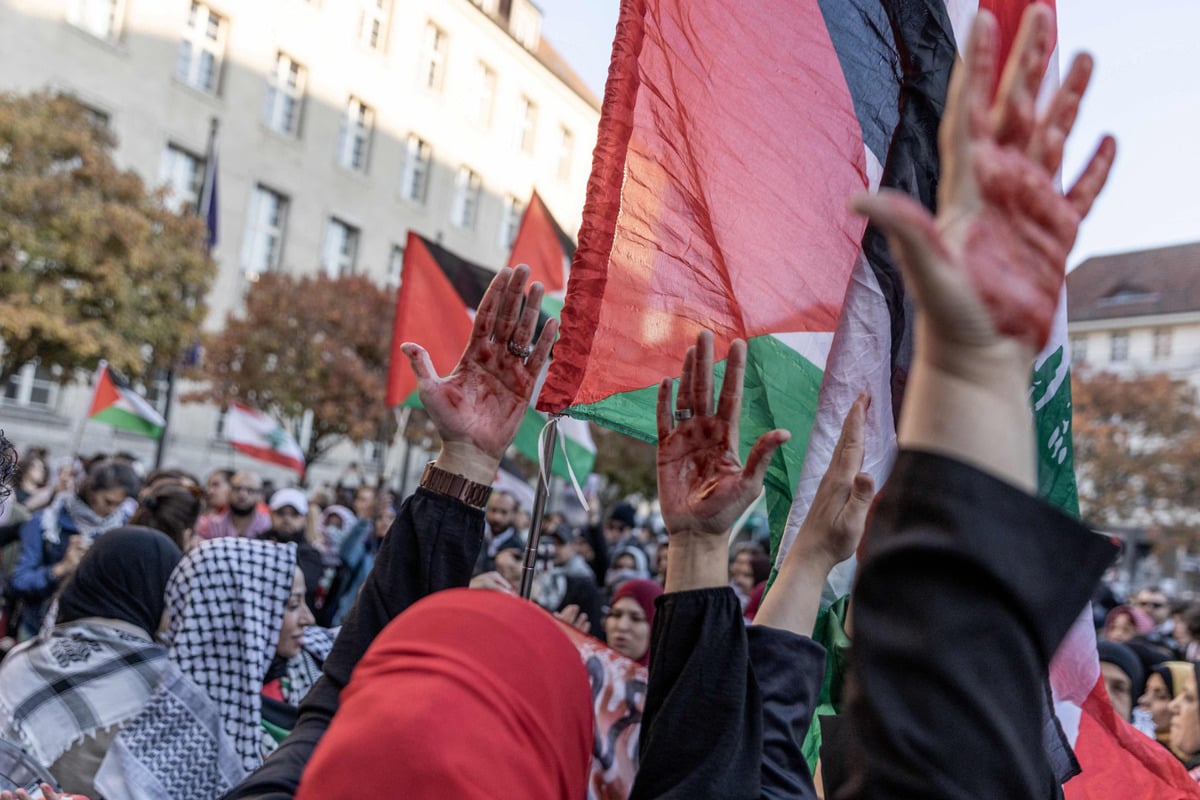 With bloody hands through Neukölln: Another pro-Palestine demo in Berlin