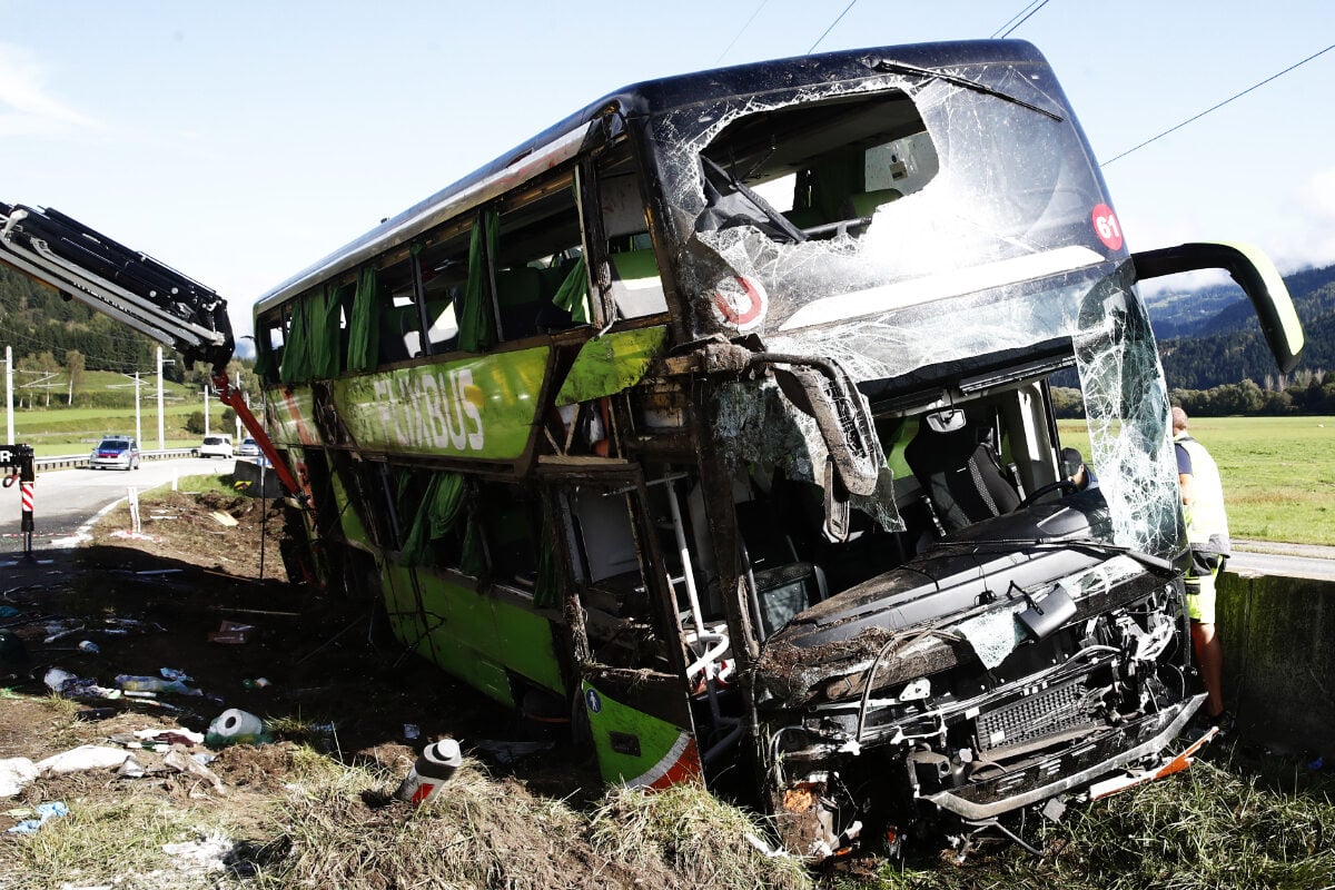 Micheldorf: Flixbus Kommt Von Straße Ab Und Prallt Gegen Leitplanke ...