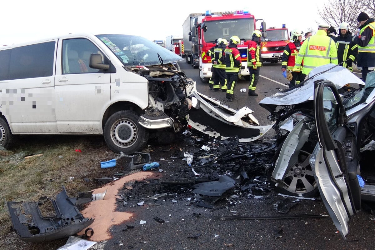 B93 Richtung Leipzig Nach Unfall Voll Gesperrt: Zwei Schwerverletzte