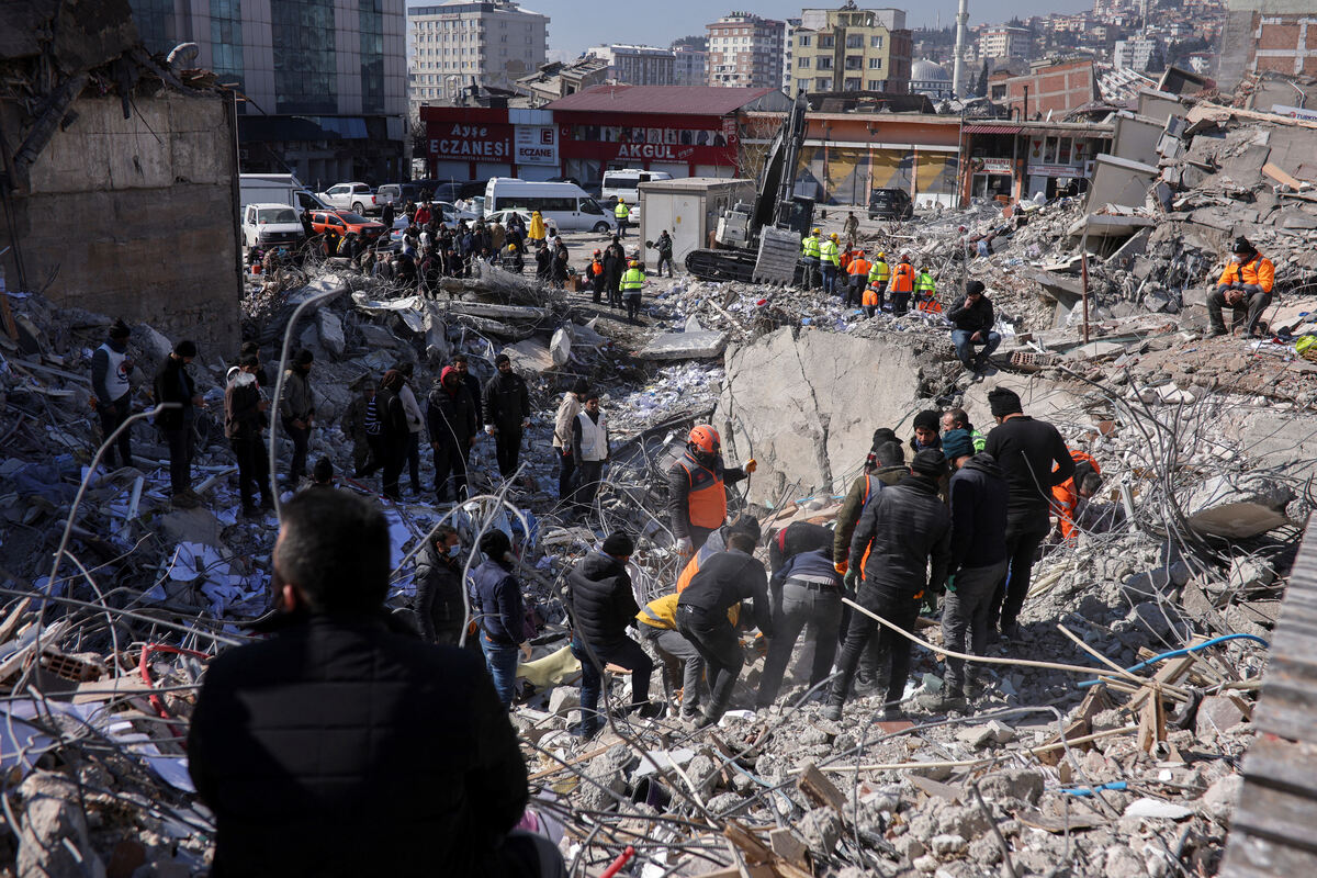 Turkey and Syria earthquakes Death toll rises as hopes of finding more