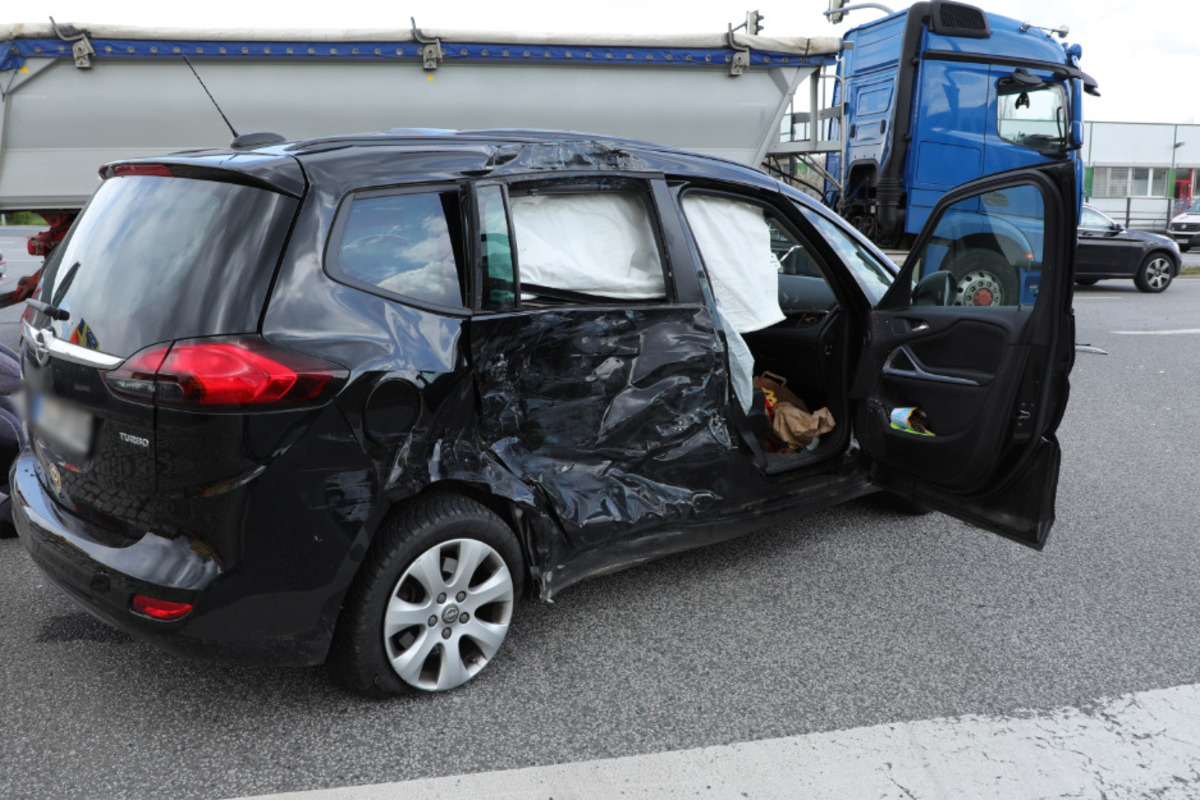 Unfall auf der B173: Lkw rauscht Opel in die Beifahrerseite!