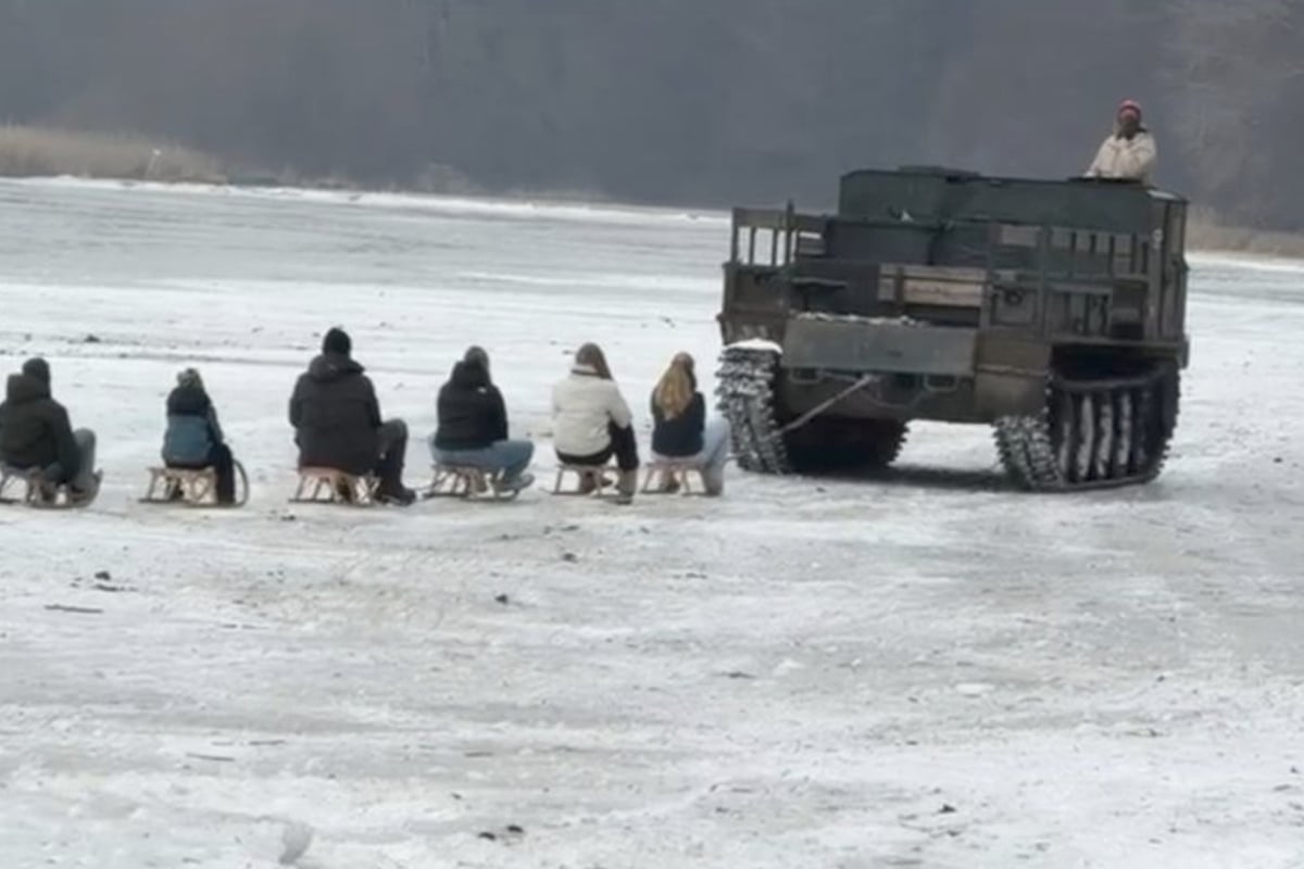 Bierlaune-wird-zur-Mega-Gaudi-Panzerwagen-heizt-ber-gefrorenes-Stettiner-Haff