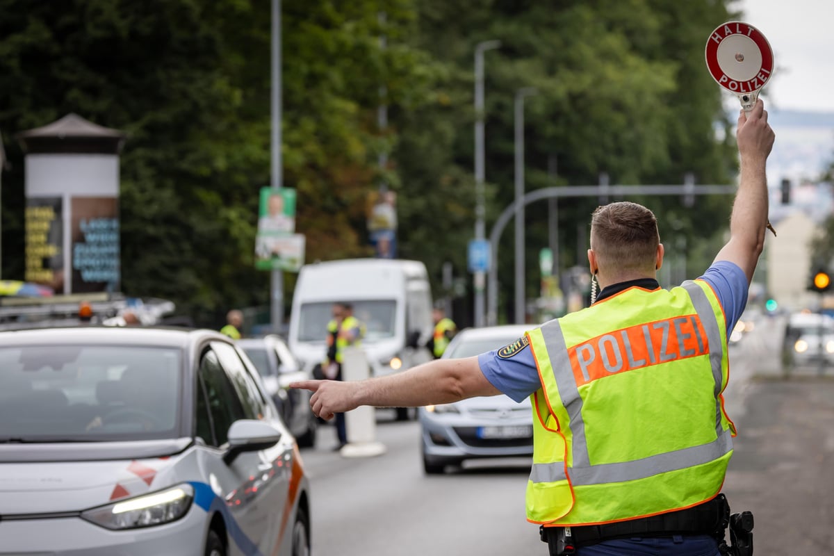 Deshalb gab's die Großkontrolle am Eissportzentrum