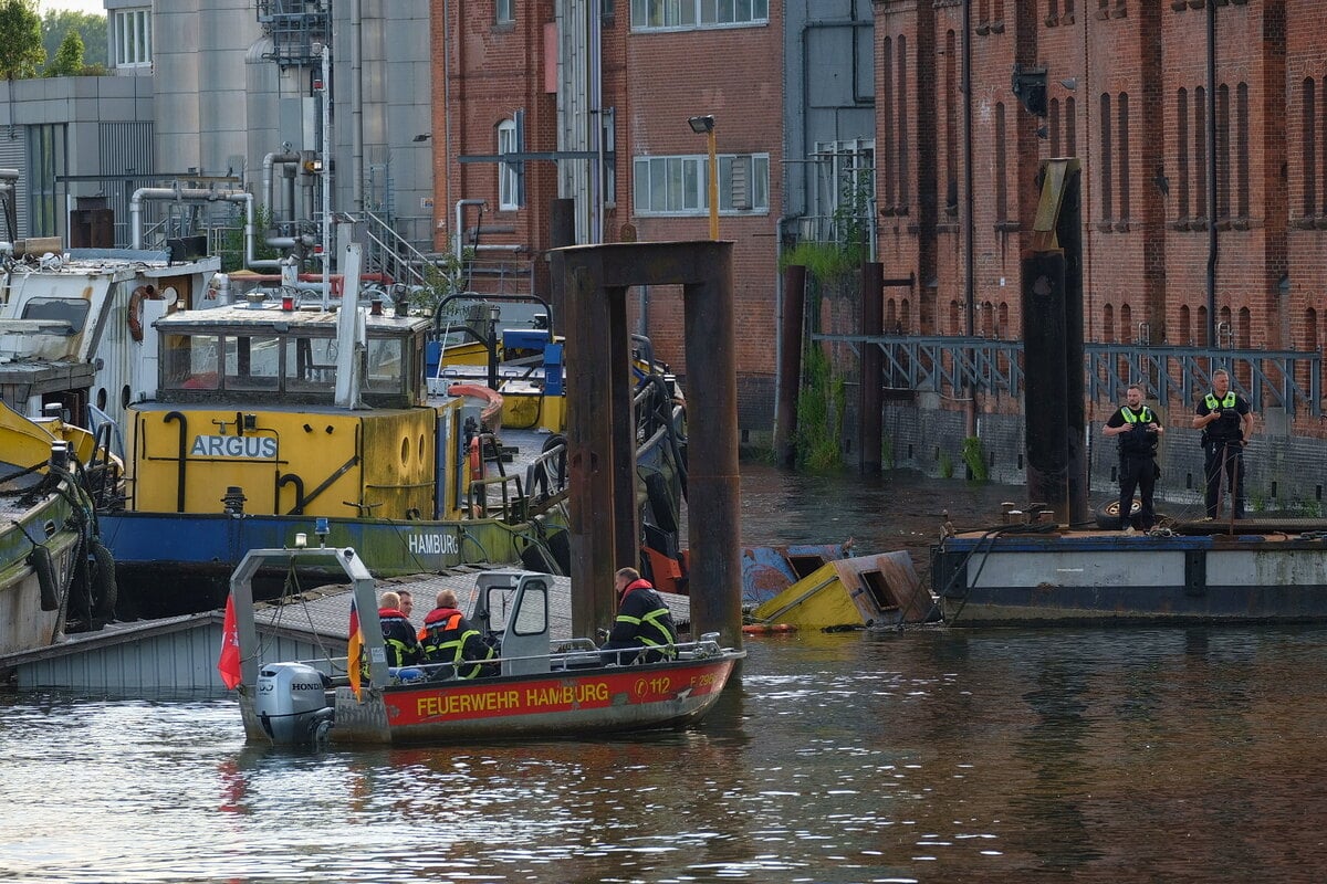 Ponton im Hafen gesunken: Öle laufen aus