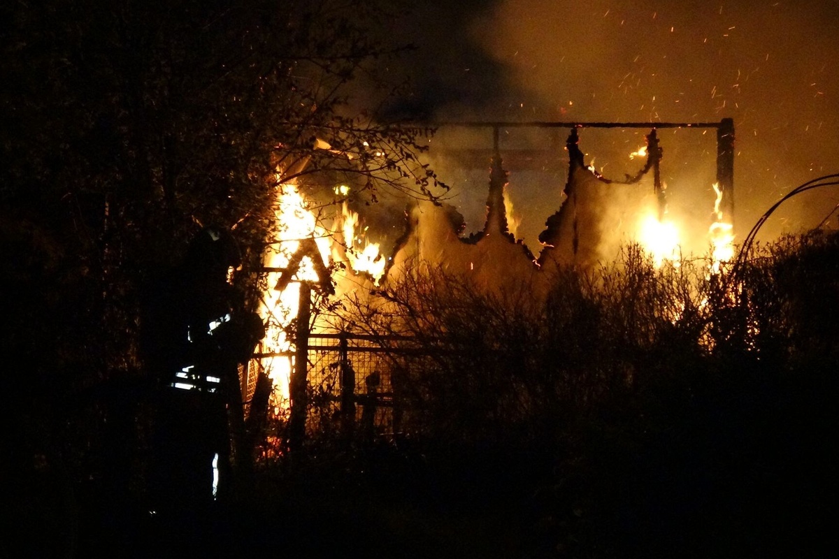 Gassi-Gänger entdeckte Feuer: Gartenlaube niedergebrannt, 20.000 Euro Schaden