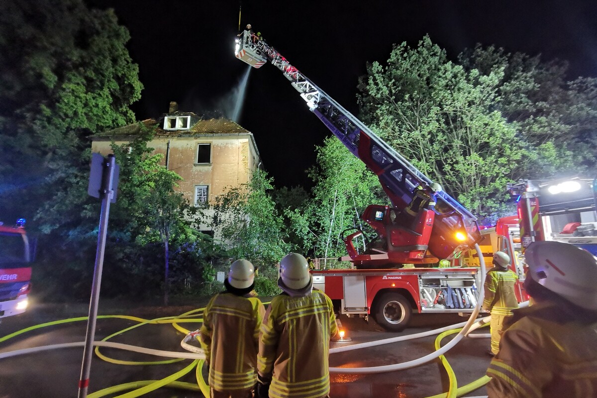 Villa-Dachstuhl steht in Flammen: Mehrere Feuerwehren im Einsatz